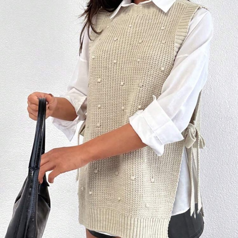 Round Neck Sleeveless Sweater With Pearls - Picture 3 of 4